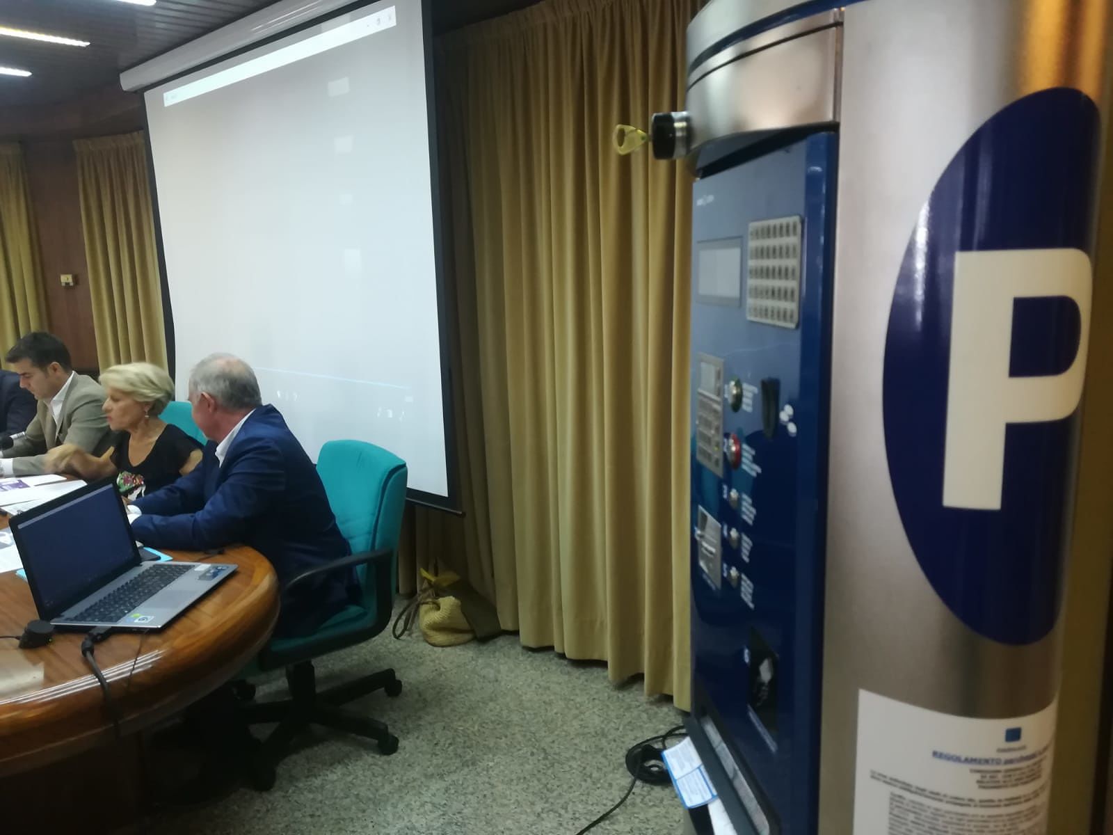 Parcheggi a Cagliari, svolta tech: “Si possono pagare con smartphone e bancomat”