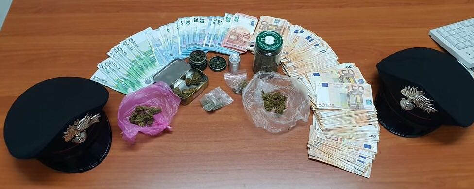 Teulada, ambulante in spiaggia vende bracciali e droga: arrestato