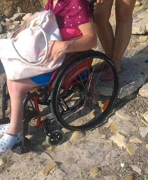 La rabbia di una mamma sarda: “Vacanze da incubo per me e mia figlia disabile a Quartu, impossibile raggiungere la spiaggia”