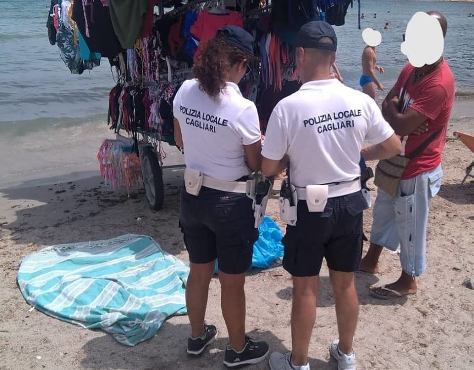 Cagliari, blitz della municipale al Poetto: nel mirino ambulanti abusivi e parcheggi selvaggi