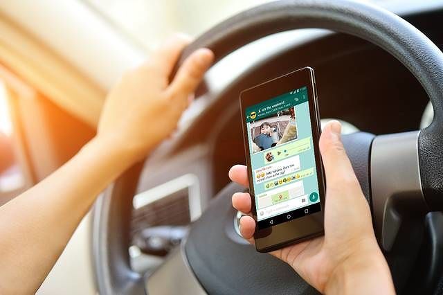 Cagliari, automobilisti distratti dai vocal sul cellulare: raffica di multe dagli agenti in borghese