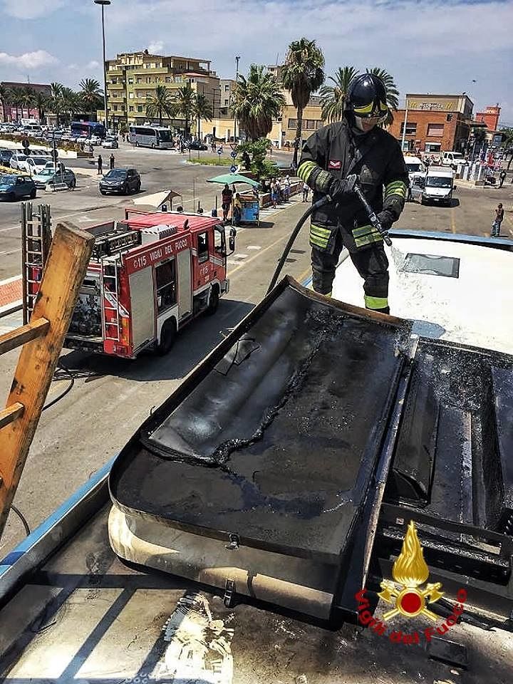 Cagliari, fiamme a un autobus al porto: momenti di grandissima tensione e paura