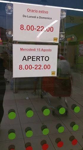 Ipermercati nel Cagliaritano, c’è chi apre persino a Ferragosto dalle 8 alle 22: la polemica è social