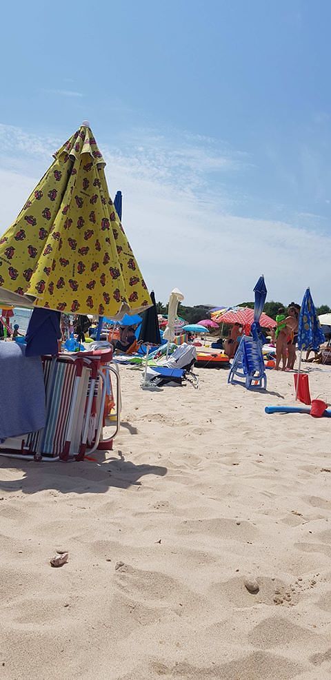 Furbetti dell’ombrellone scatenati a Cala Verde: tutti a pranzo con la spiaggia prenotata