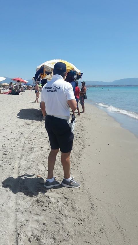 Poetto, multata la parrucchiera delle treccine: sanzione in spiaggia alla ragazza senegalese