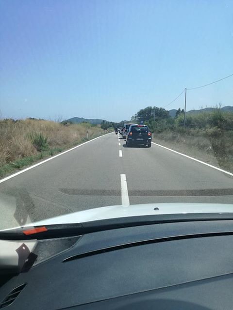 Quaranta minuti di coda al semaforo trappola di Castiadas: la rabbia degli automobilisti