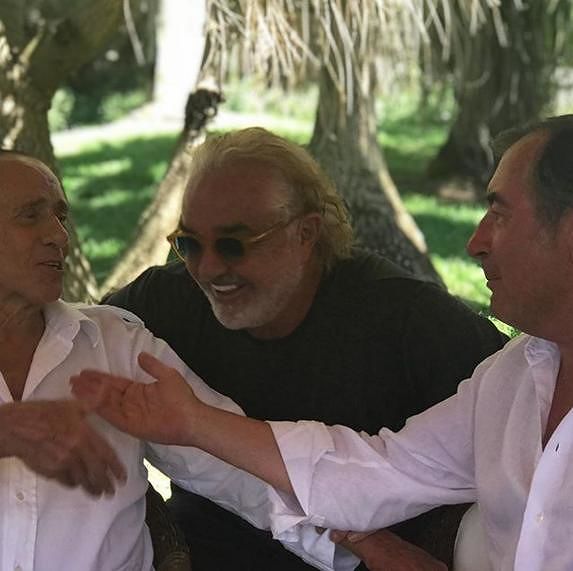 Berlusconi “in formissima” in Sardegna a Villa Certosa, lo scatto social con Briatore