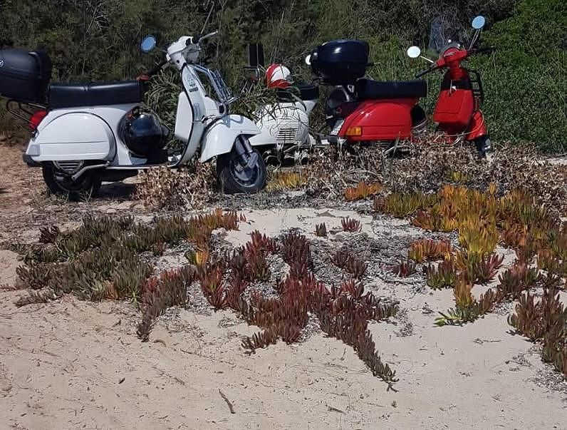 Castiadas, trio di cafoni in spiaggia: “Hanno parcheggiato le ‘vespe’ a pochi metri dal mare”