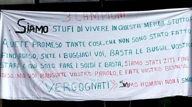 La protesta dei migranti in un hotel: “Siamo stufi di vivere qui”