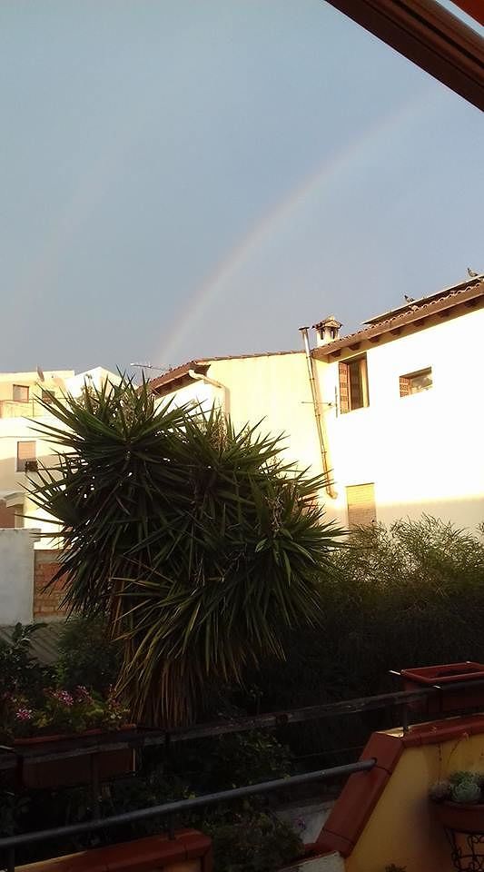 Villaputzu, meraviglioso arcobaleno portafortuna: “Dopo 2 gocce d’acqua ha illuminato il cielo”