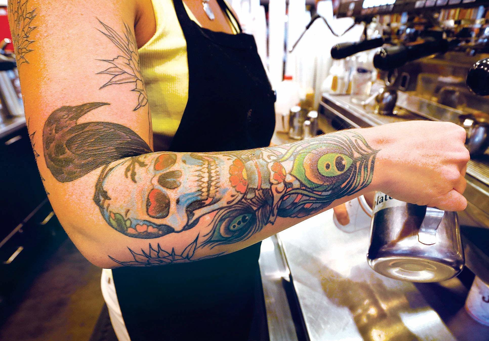 Tatuaggi ancora tabù sul posto di lavoro: a rischio camerieri, commessi ma anche bancari