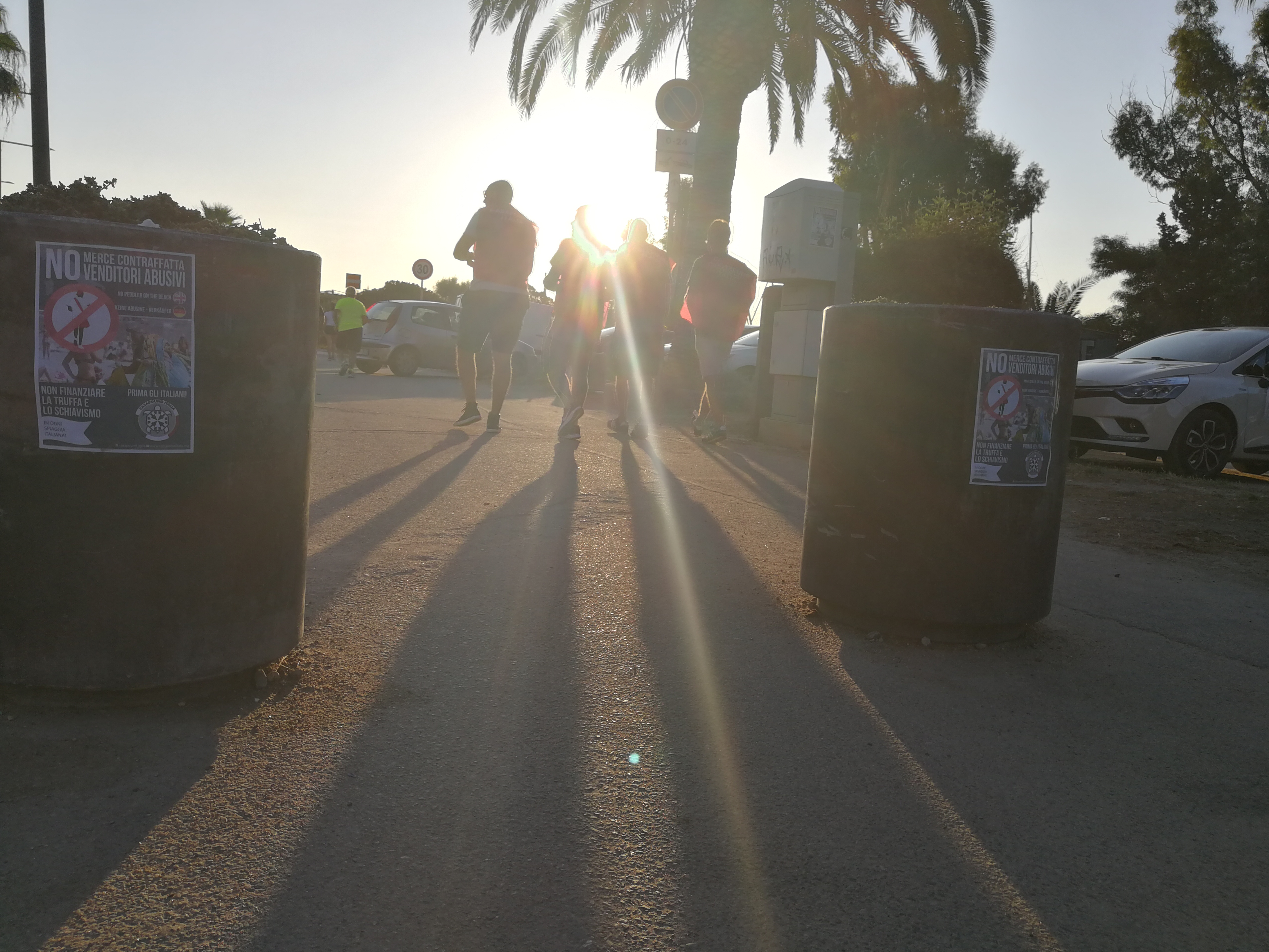 Blitz con volantinaggio di Casapound al Poetto: “No ai venditori abusivi in spiaggia”