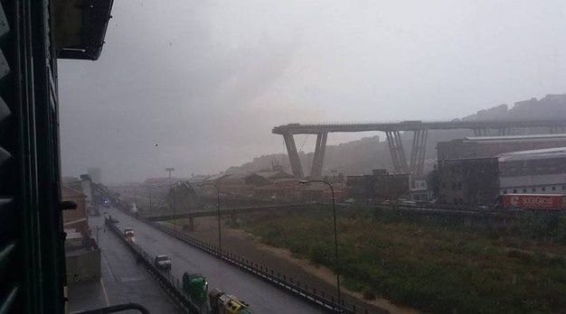 Genova, ponte Morandi crolla su autostrada A10. Persone sotto le macerie