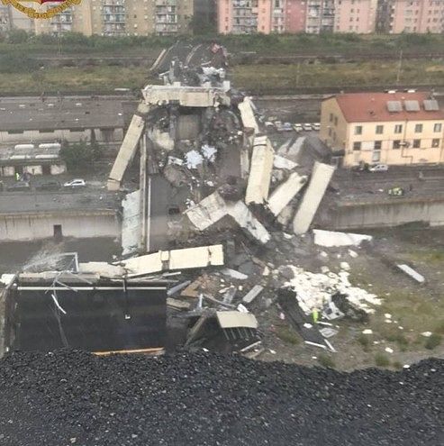 Disastro a Genova, crolla ponte sull’autostrada A10. “Persone sotto le macerie, almeno 11 vittime”