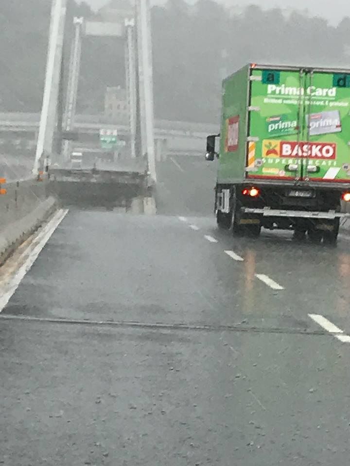 Genova, il camion a un passo dal baratro prima del crollo sul ponte Morandi