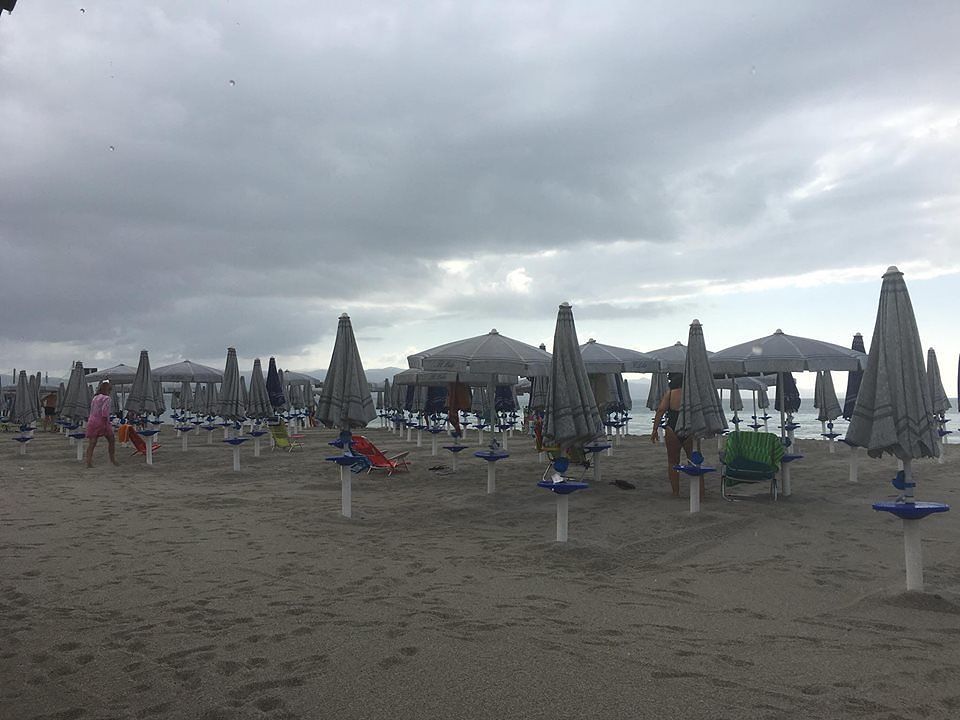 Ferragosto bagnato, nuvoloni e forte vento su Cagliari: pioggia dietro l’angolo