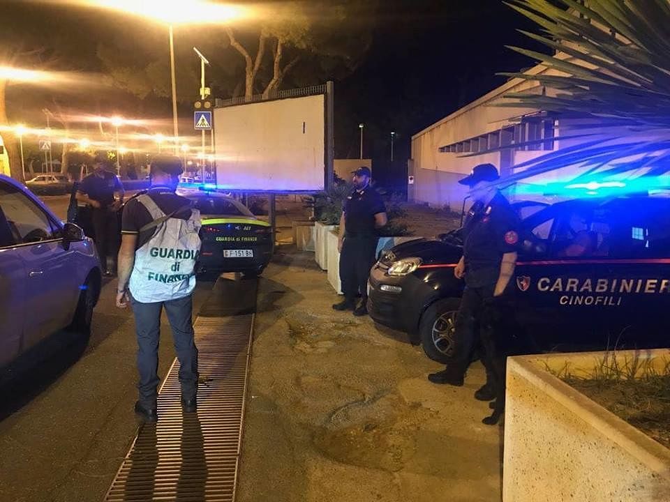 Ubriaco alla guida sfreccia per le vie del Poetto: patente ritirata a un giovane