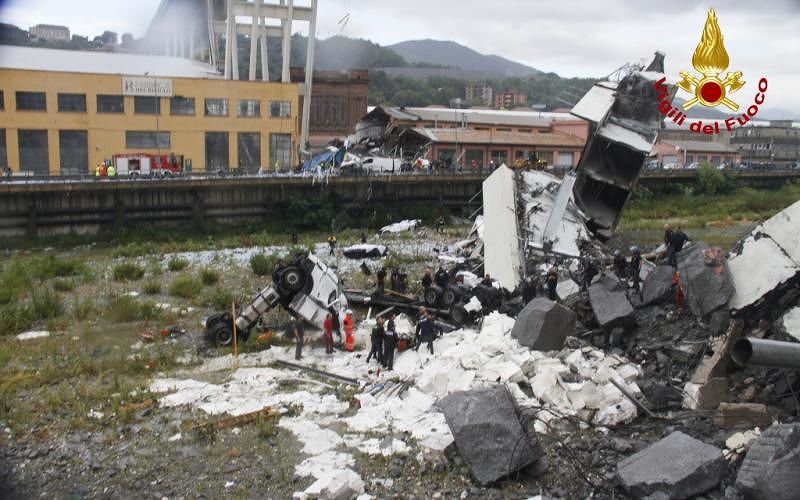Genova, il dramma infinito: 311 famiglie sfollate, ancora decine di dispersi tra i resti del ponte Morandi