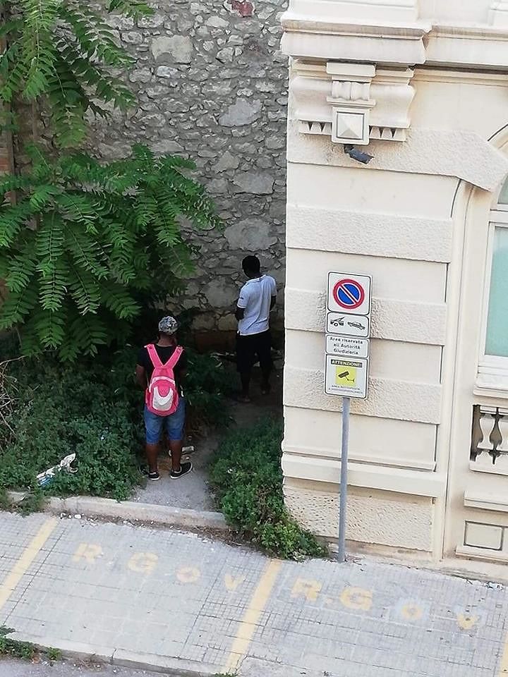 Cagliari, fiera del degrado in piazza del Carmine: “Latrina a cielo aperto dietro il palazzo del Tar”