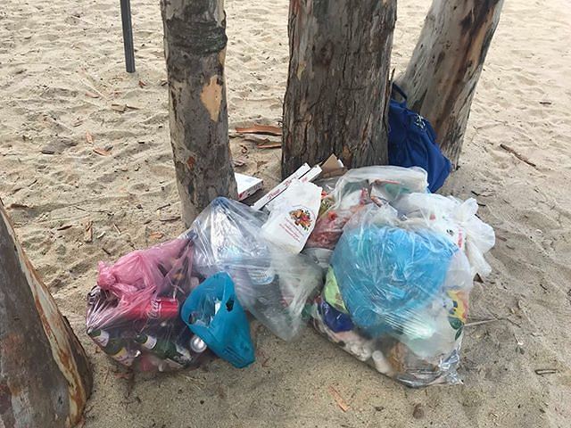 L’estate dei caddozzi a Geremeas, spiaggia invasa dai rifiuti: gli abitanti la ripuliscono