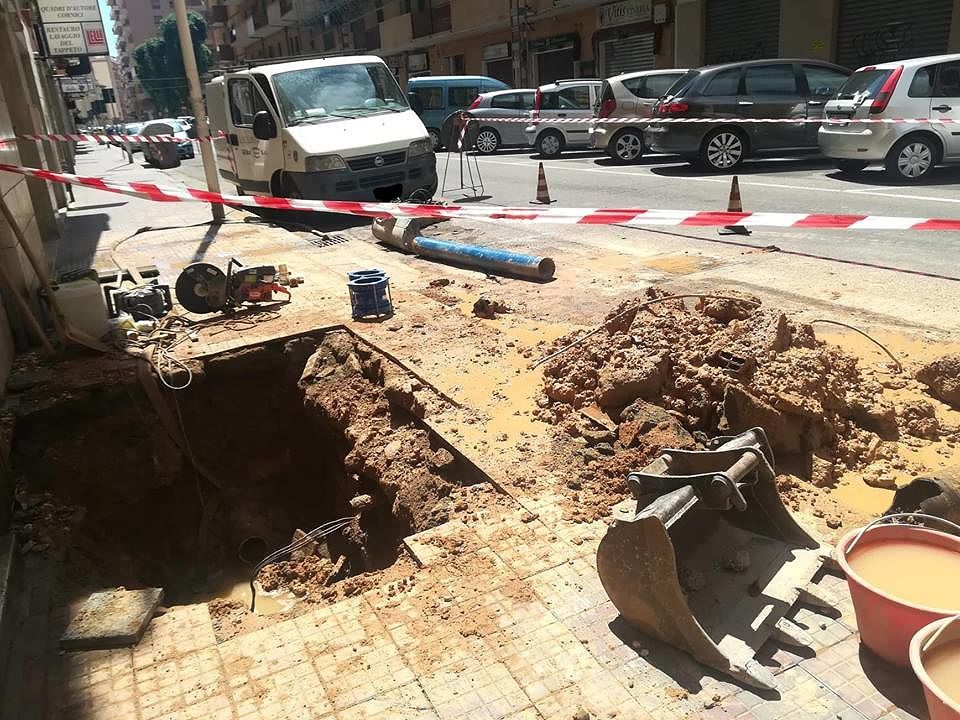 Cagliari, esplode una condotta dell’acqua in via Lai: migliaia di cagliaritani a secco a San Benedetto