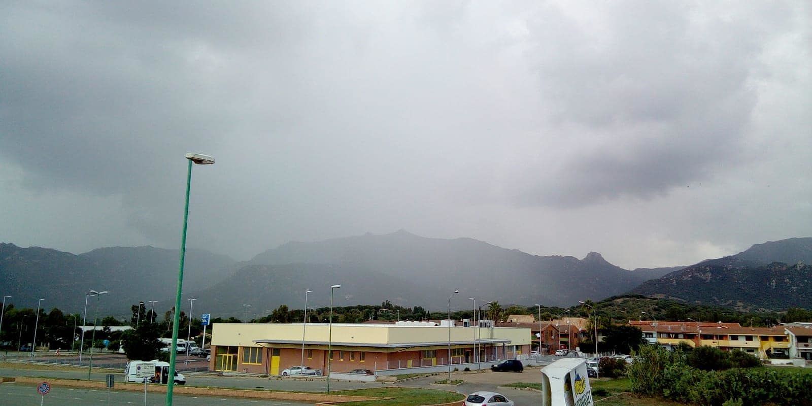 Agosto col maltempo, temporale su Villasimius: nuvoloni in viaggio verso Cagliari