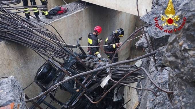 Genova, sospeso per 40 minuti dopo il crollo del ponte:”Si è salvato per vedere suo figlio”
