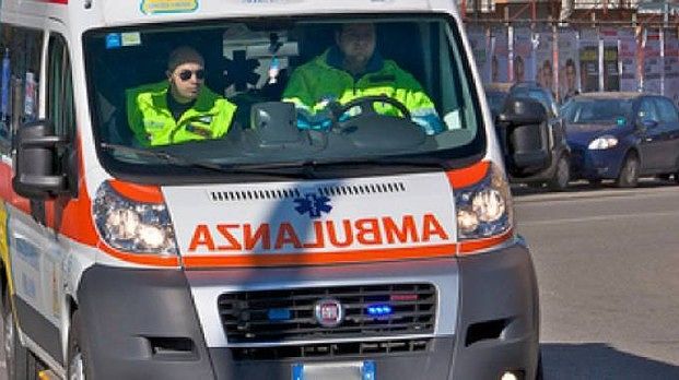 Marocchino rifiuta i soccorsi per la moglie incinta: “Sull’ambulanza sono tutti maschi”