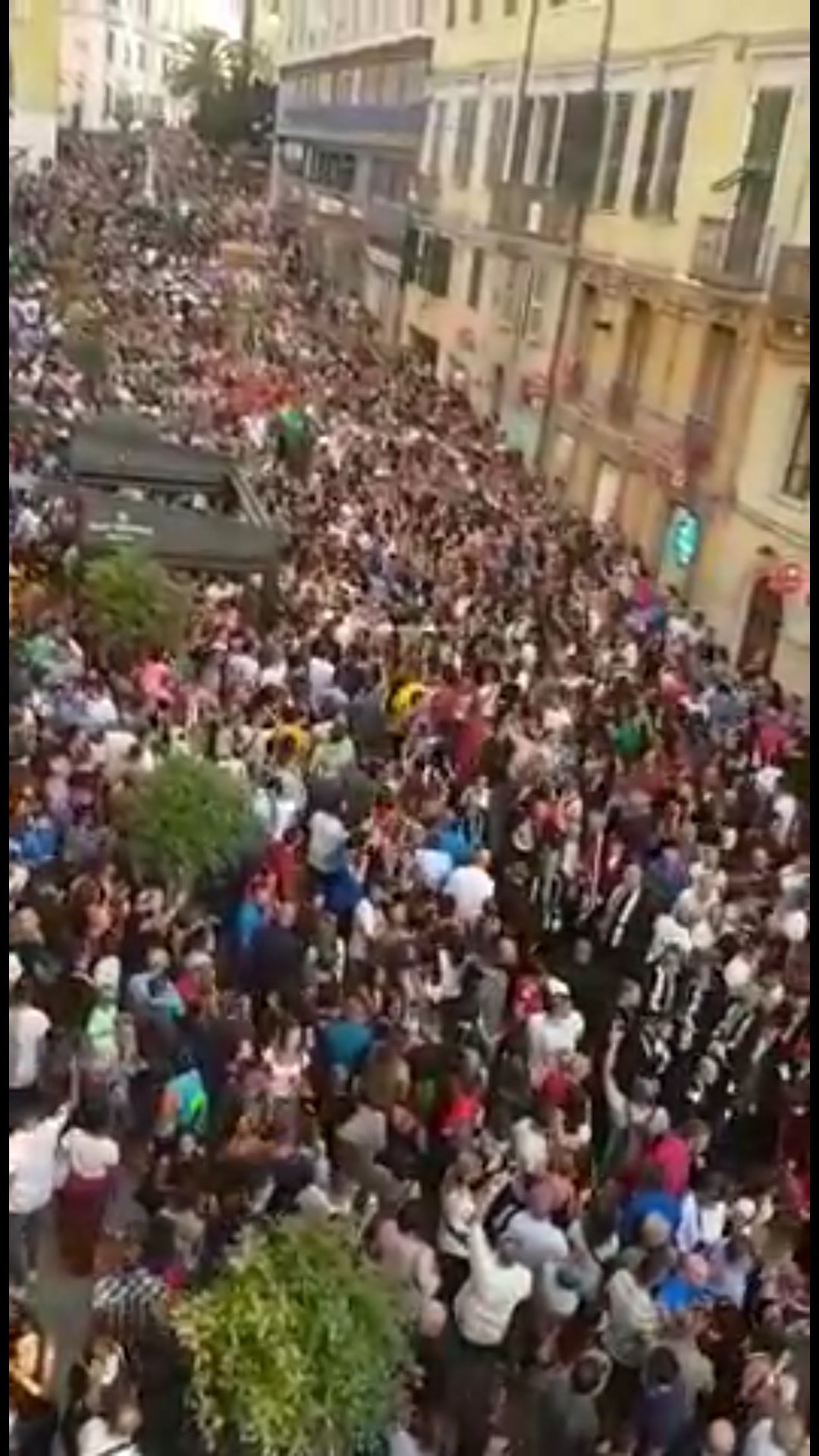 “Chi non salta è cagliaritano”: cori-vergogna contro il capoluogo sardo durante i Candelieri a Sassari