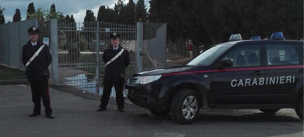 Un trio di romani scatenati a Chia: uno devasta la Classe A di un milanese, poi aggressione ai carabinieri