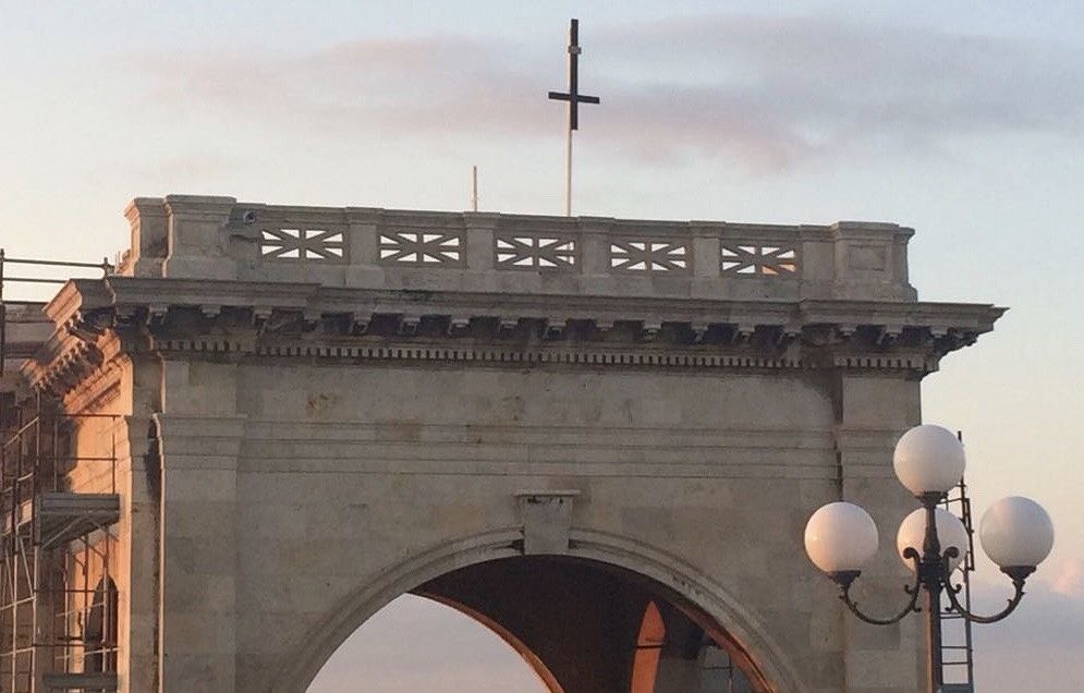 Sul Bastione di Saint Remy spunta un grande crocefisso capovolto: “Solo una bravata d’estate?”