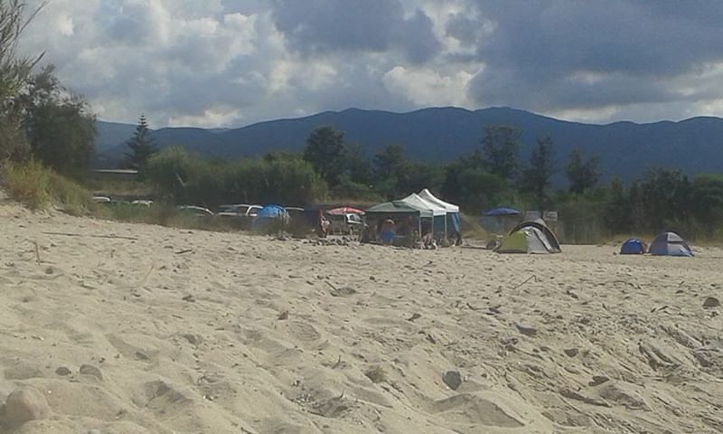In attesa della spiaggia per nudisti, a Quartu si scatenano i campeggiatori abusivi: “E i controlli?”