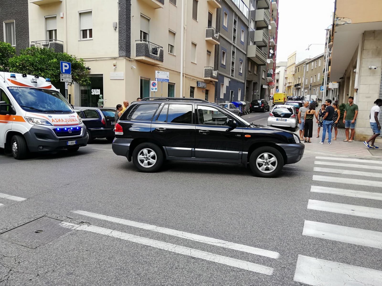 Via Pergolesi, crash tra auto e moto: in ospedale un 47enne di Selargius e un 41enne di Cagliari