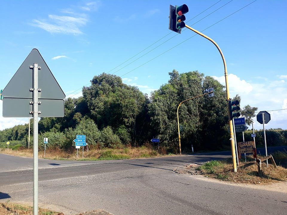 Arborea, il semaforo lampeggiante che crea pericoli agli automobilisti: “Massima attenzione”