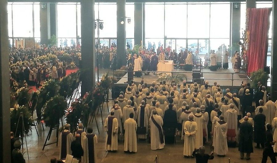 Italia commossa per i funerali di Stato a Genova: applausi a Di Maio e Salvini, fischi agli esponenti Pd