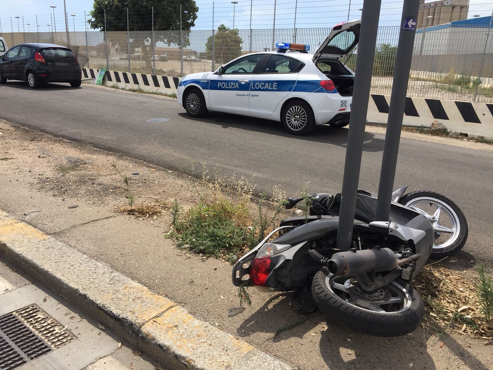 Cagliari, incidente nella zona del porto: scooter contro Lancia, poi il motorino scivola per 50 metri
