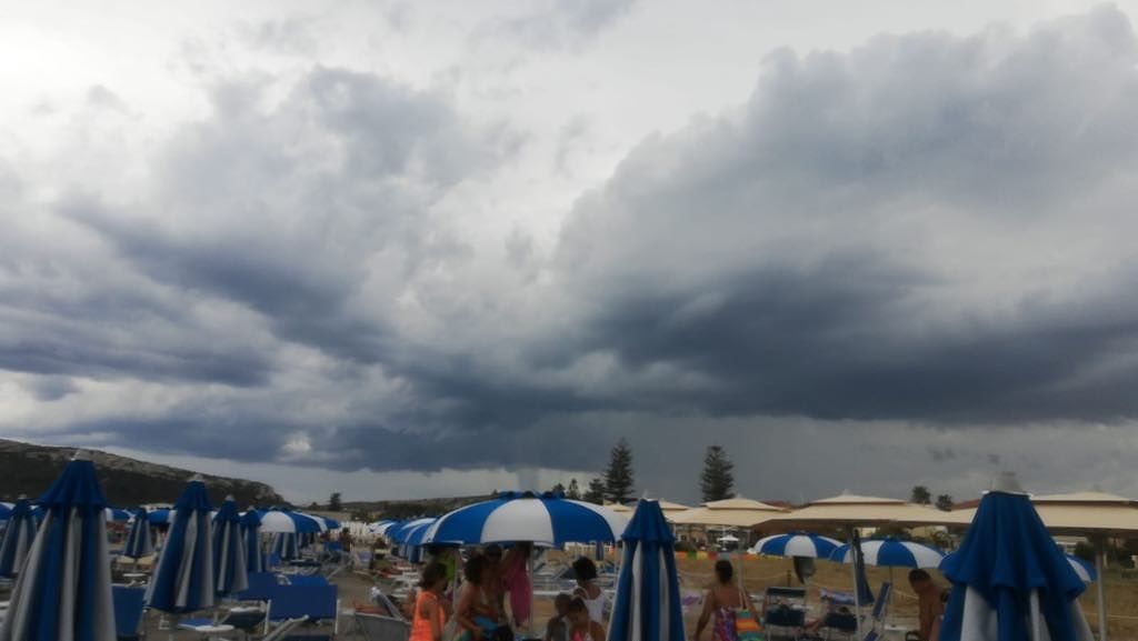 Poetto, Agosto 2018: la cella temporalesca sopra gli ombrelloni, fuga dalle spiagge e dalle vacanze