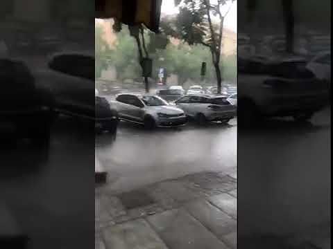 Super temporale d’agosto a Cagliari, la città sott’acqua: in tanti si rifugiano chiusi nelle auto (VIDEO)