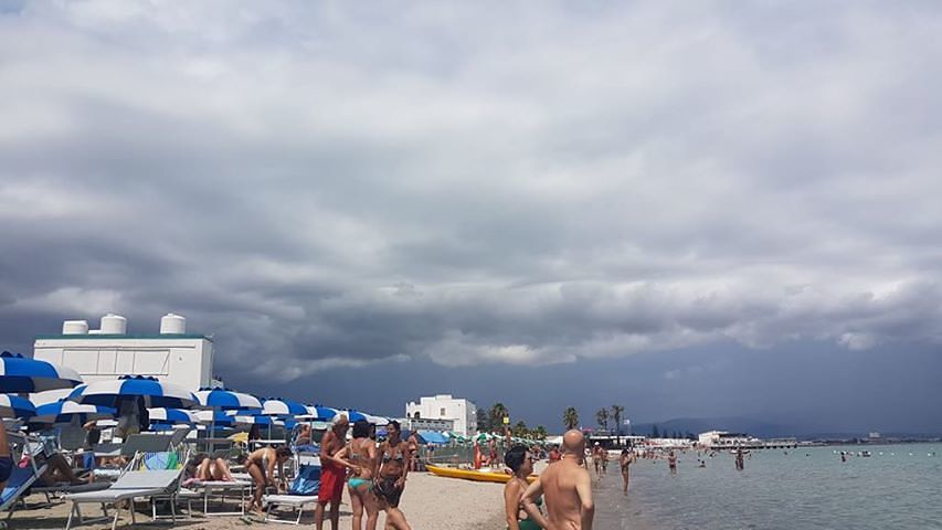 Puntuale come un orologio svizzero: il temporale sul Poetto con la fuga dei bagnanti