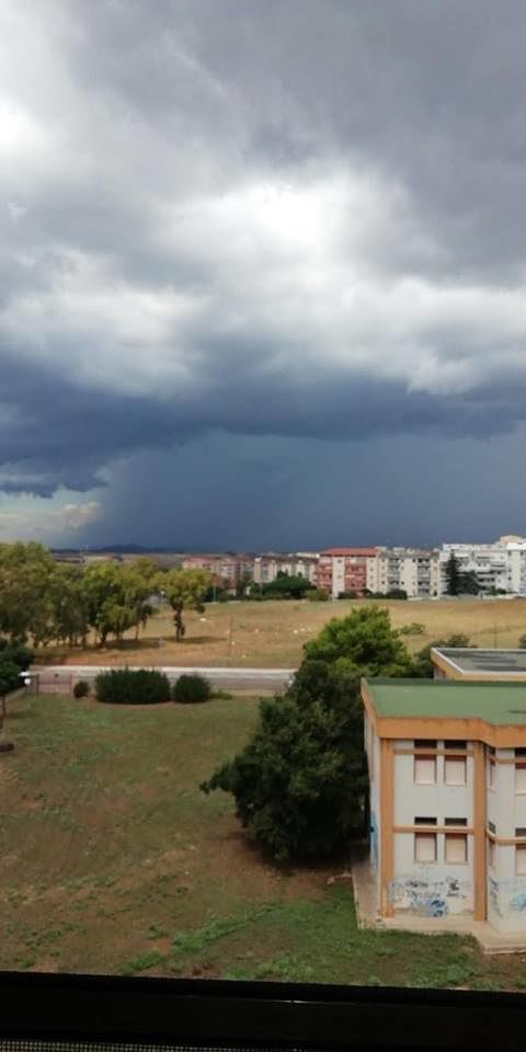 La cella temporalesca di oggi su Cagliari, ancora più grande di quella di ieri, immortalata a Mulinu Becciu