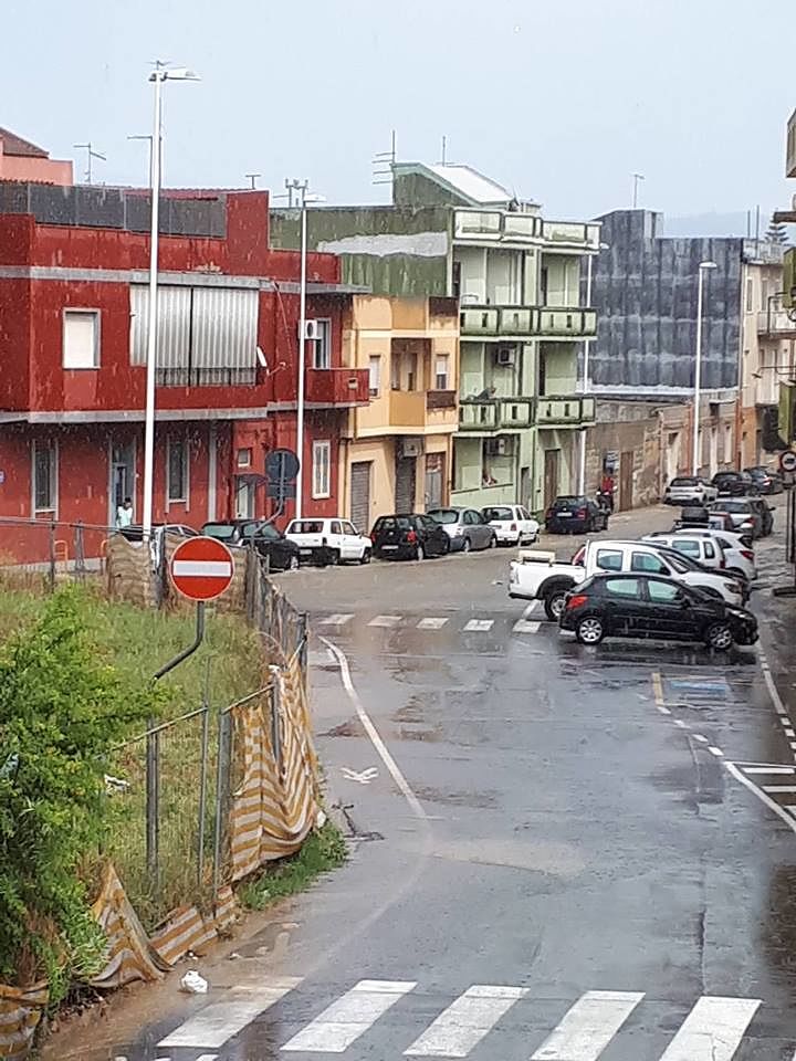 Pirri, un fiume d’acqua in via Balilla: “Ma i nuovi vasconi di Zedda non dovevano risolvere?”