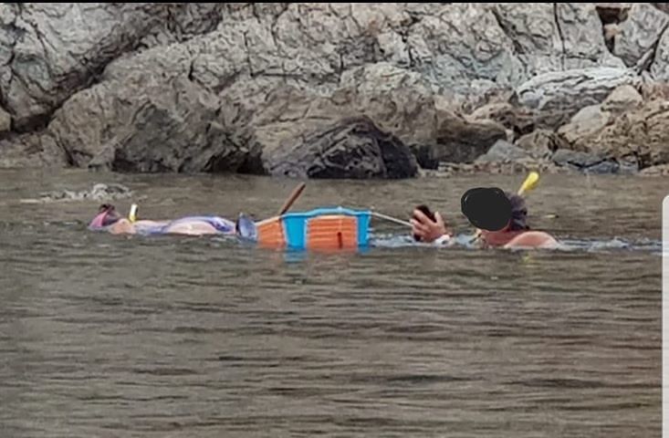 “Cala Zafferano, nel cuore del poligono militare i turisti cafoni pescano ricci in barba ai divieti”