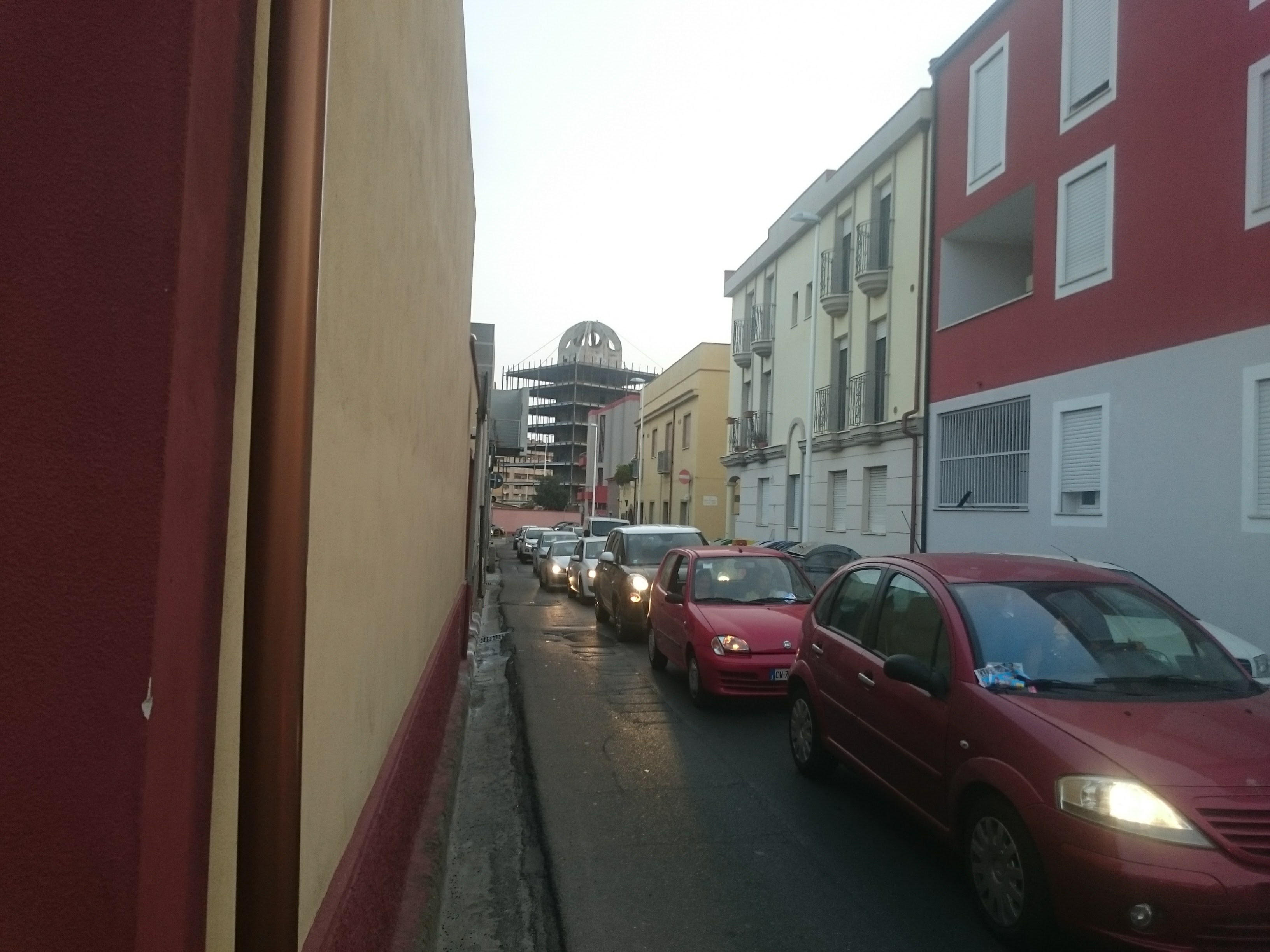 Via Marmilla, accerchiati dal traffico a Pirri: “Auto e mezzi pesanti danneggiano persino le case”