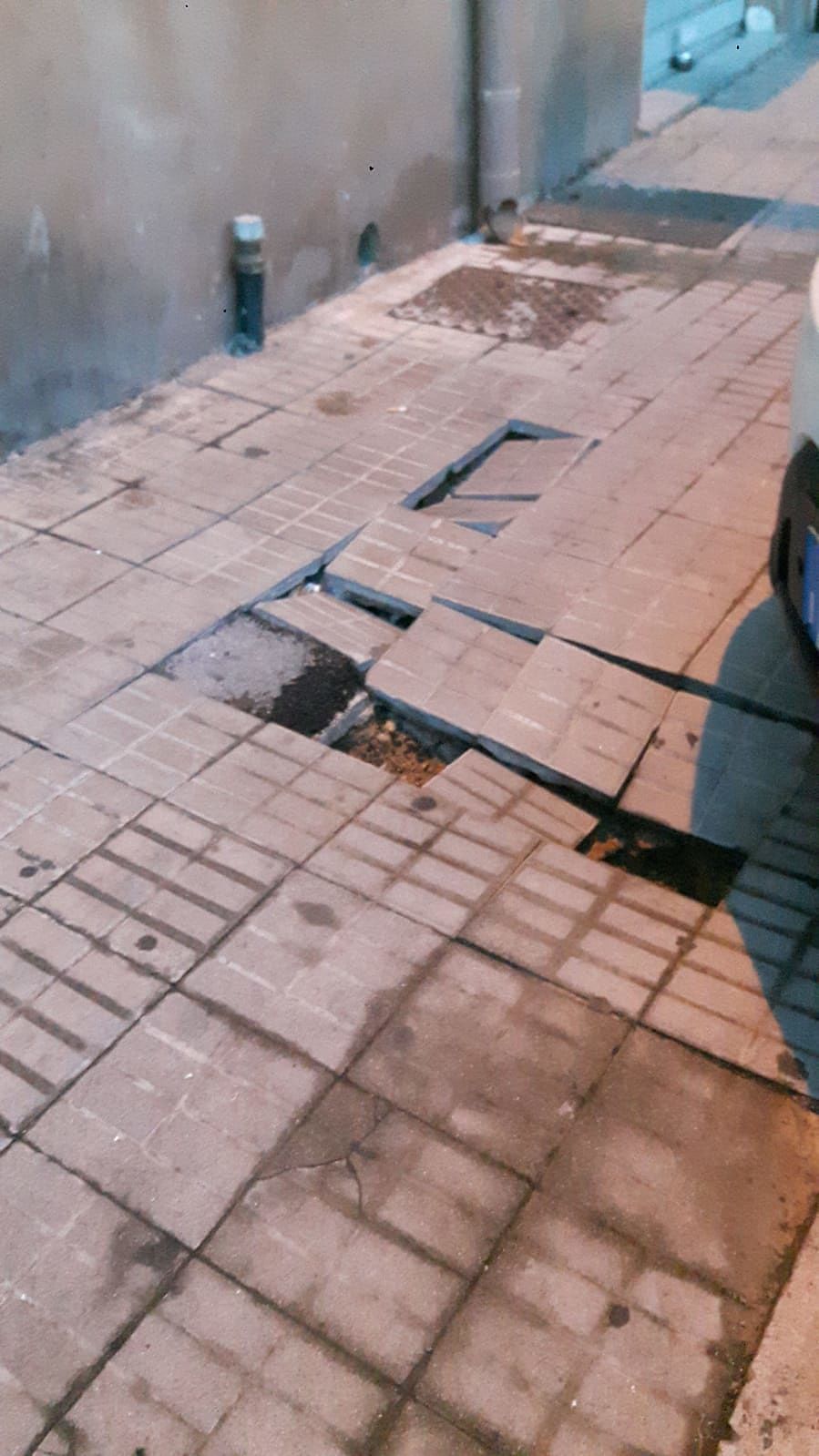 Via dei Visconti, si apre una voragine nel marciapiede: “Qualcuno cadrà dentro”