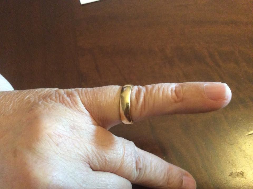 Sos a Cagliari per una fede nuziale persa e ritrovata al Poetto: “Astenersi avvoltoi”