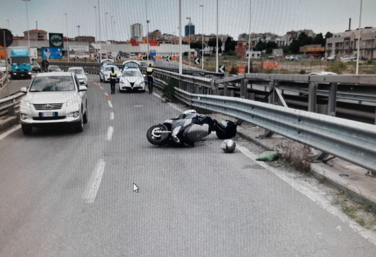 Asse mediano da incubo: alla guida di uno scooterone sbatte sul guard rail, ferito un quartese
