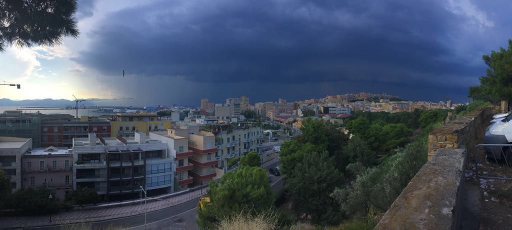 “La tempesta in arrivo su Cagliari, vista dalla terrazza di Bonaria”: la foto dei nostri lettori