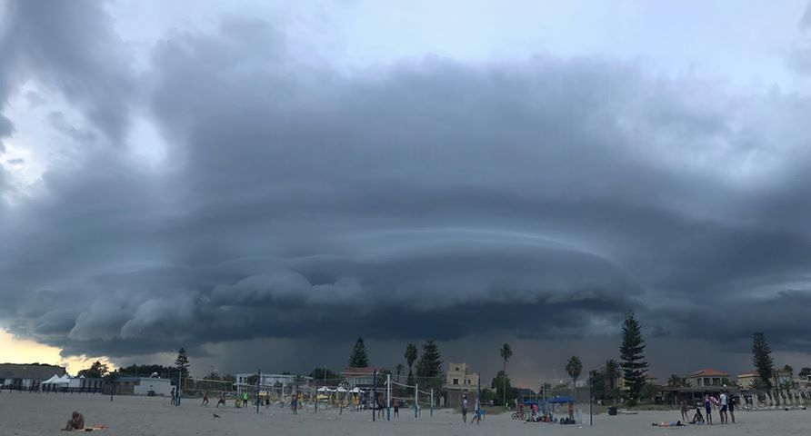 Tempesta sul Poetto: lo scatto spettacolare di Andrea Murru
