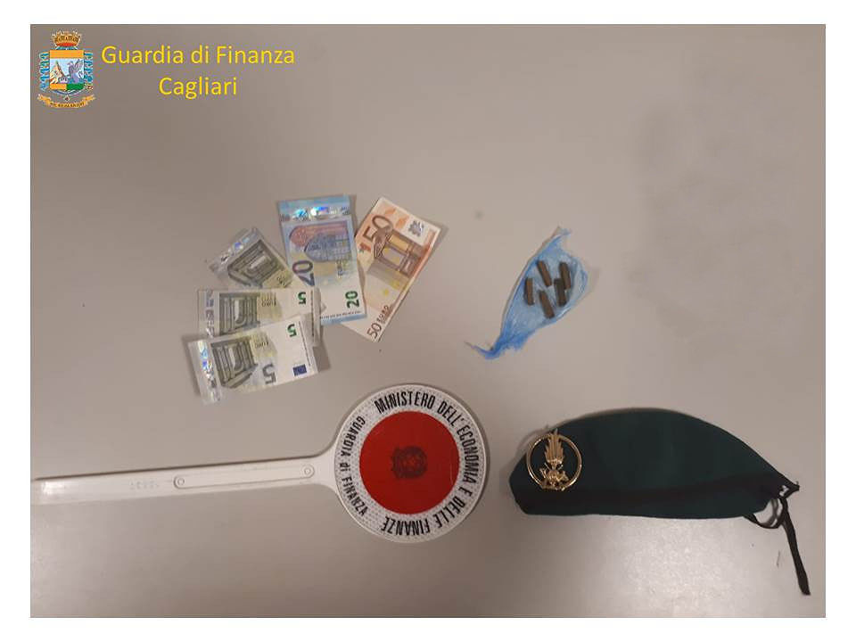 Cagliari, blitz dei Baschi Verdi in via Roma: scoperto un senegalese che vendeva uno spinello a una donna