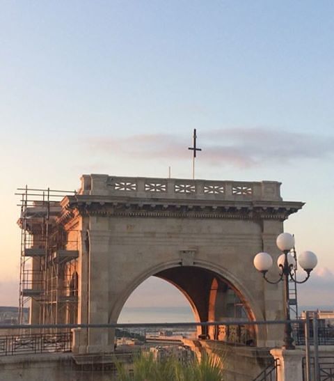 Cagliari, rimossa la croce rovesciata al Bastione: “Era opera dei satanisti”